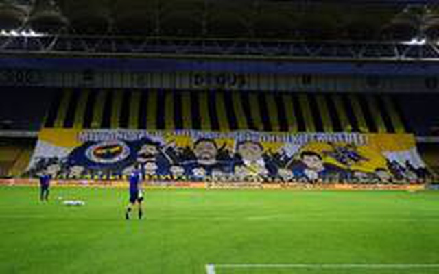 Fenerbahçe taraftarından seyircisiz maçta pankartlı destek