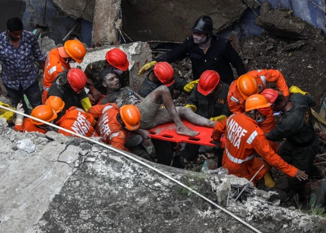 Hindistan'da bina çöktü, 20 kişi mahsur kalırken 8 kişi öldü
