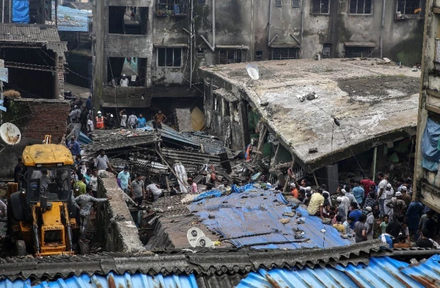 Hindistan'da bina çöktü, 20 kişi mahsur kalırken 8 kişi öldü