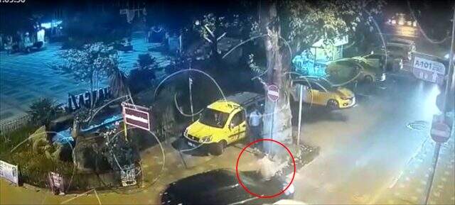 Kadın sürücü, aracın camını tekmeleyen saldırganı kaputun üzerinde polis merkezine götürdü Kadın sürücü, aracın camını tekmeleyen saldırganı kaputun üzerinde polis merkezine götürdü