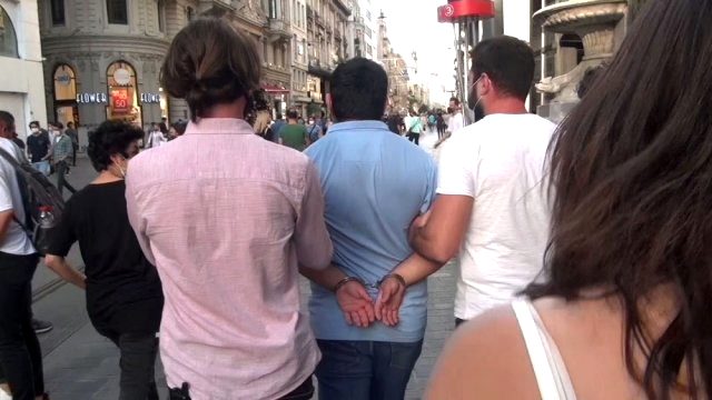 Taksim'de genç kadını taciz eden kişi hakkında yakalama kararı çıkarıldı