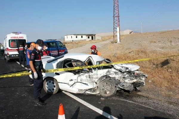 Aksaray'da otomobil ile minibüs çarpıştı: 1 ölü, 6 yaralı