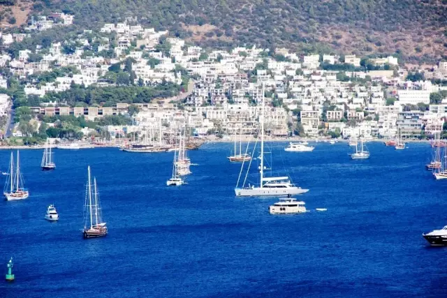 Salgın korkusundan Bodrum'a gelen dönmedi, nüfus 400 bine çıktı