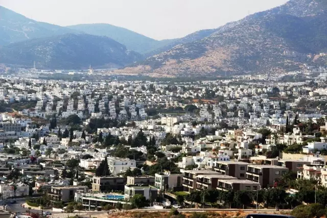 Bodrum'a gelen yazlıkçıların birçoğu koronavirüs nedeniyle geri dönmeyince ilçenin nüfusu 400 bine çıktı