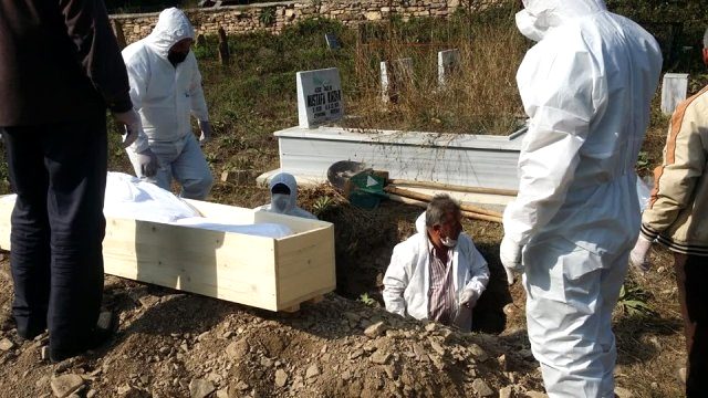 Koronavirüsten vefat eden hastanın cenazesi defnedildikten sonra tabutu yakıldı
