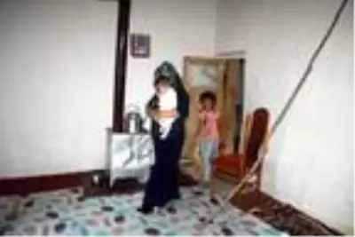 Hakkari'de yılan korkusuyla terk ettikleri evlerine geri dönen aile, diken üstünde yaşıyor Hakkari'de yılan korkusuyla terk ettikleri evlerine geri dönen aile, diken üstünde yaşıyor