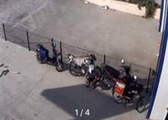 Kafasına geçirdiği kartonla motosiklet çalan hırsız kameraya yakalandı Kafasına geçirdiği kartonla motosiklet çalan hırsız kameraya yakalandı