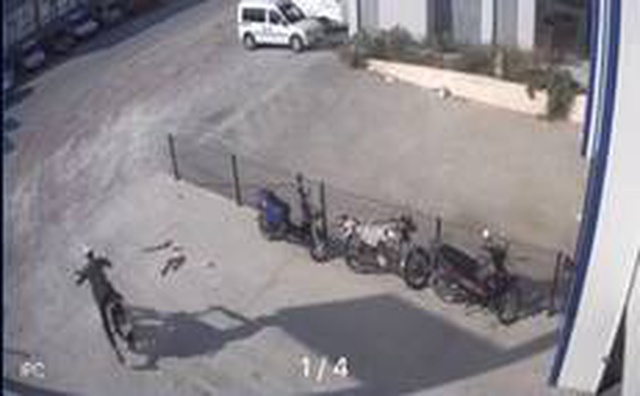 Kafasına geçirdiği kartonla motosiklet çalan hırsız kameraya yakalandı Kafasına geçirdiği kartonla motosiklet çalan hırsız kameraya yakalandı