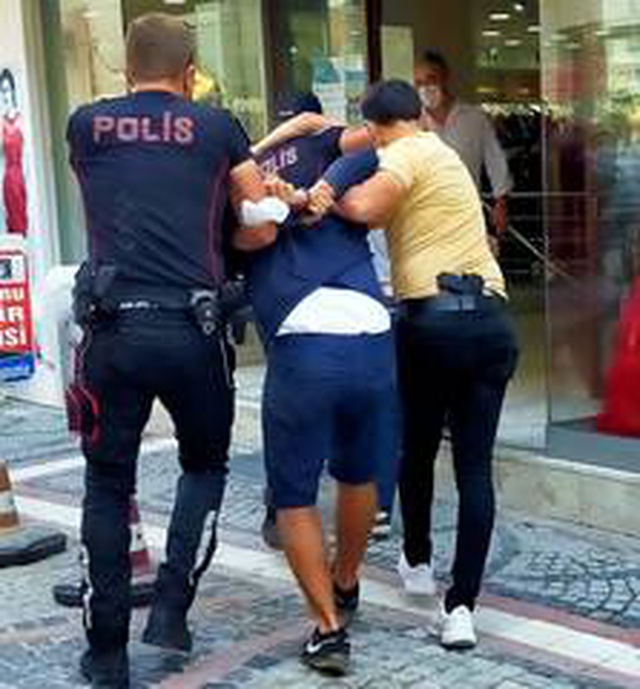 Maske denetiminde ortalık karıştı: 2 polis yaralı Maske denetiminde ortalık karıştı: 2 polis yaralı