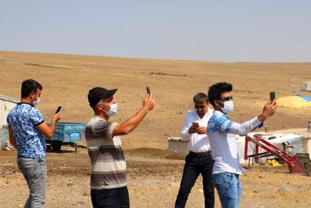 Sinyal yakalayabilmek için 500 metre yol yürüyorlar