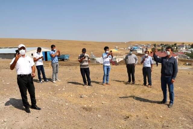 Sinyal yakalayabilmek için 500 metre yol yürüyorlar