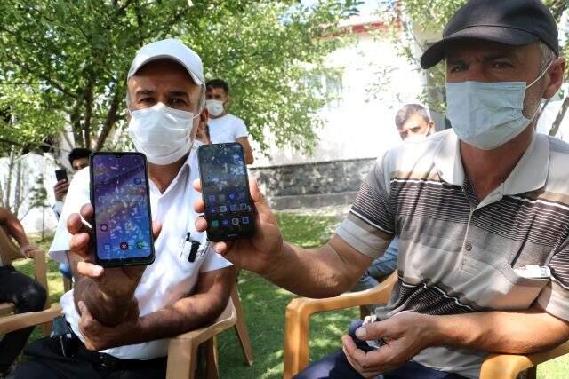 Sinyal yakalayabilmek için 500 metre yol yürüyorlar