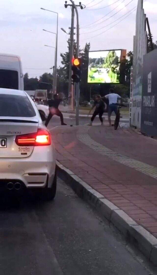 2 erkek ile 1 kadın sokak ortasında sopalarla birbirine girdi! O anlar kamerada