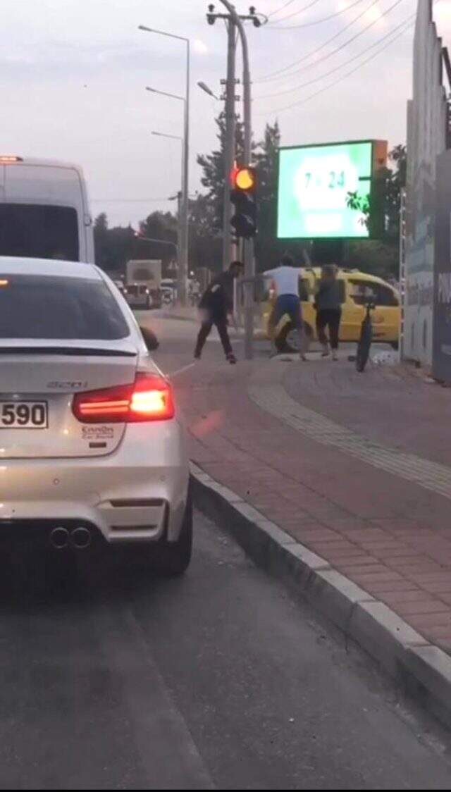 2 erkek ile 1 kadın sokak ortasında sopalarla birbirine girdi! O anlar kamerada