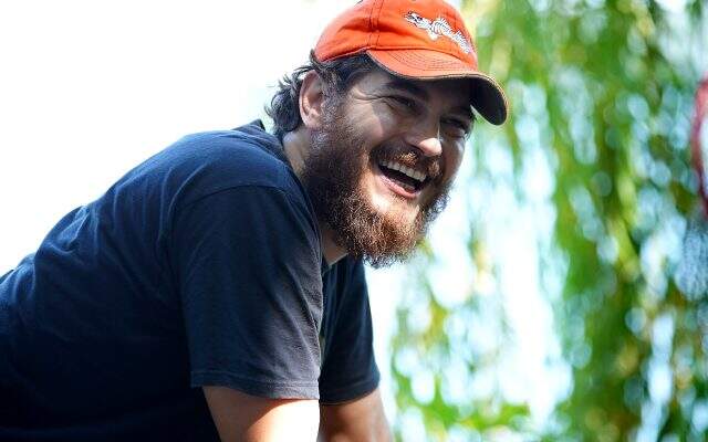 Aldığı kilolarla konuşulan oyuncu Çağatay Ulusoy, bu sefer de bıyık bıraktı