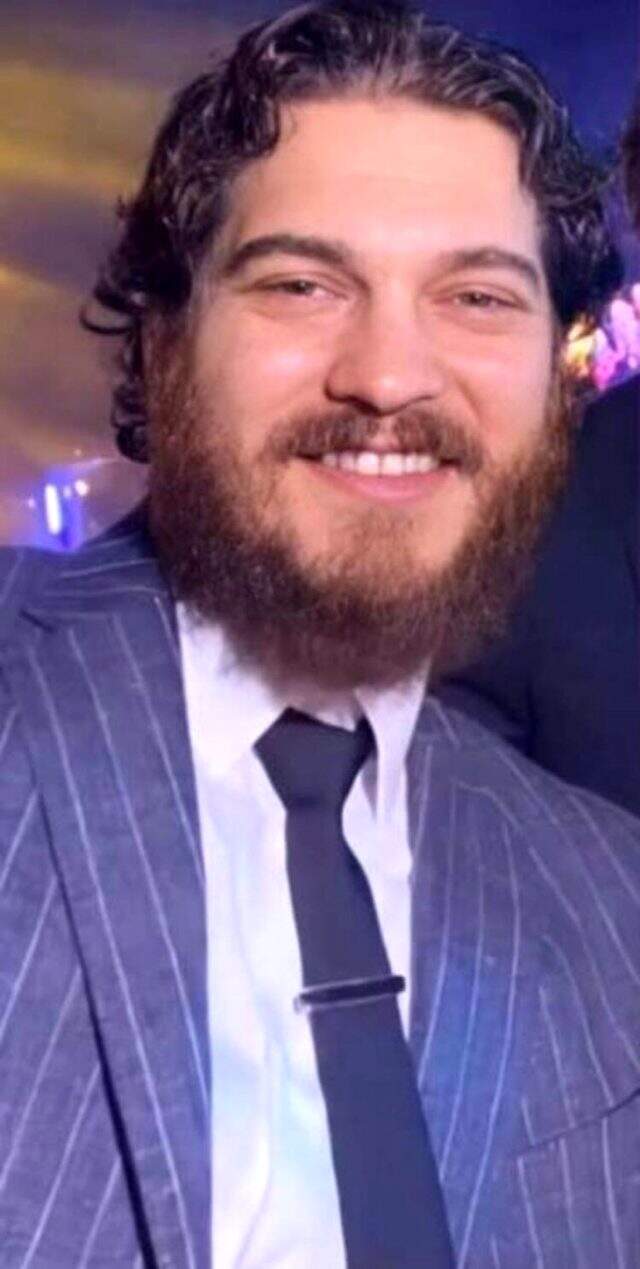 Aldığı kilolarla konuşulan oyuncu Çağatay Ulusoy, bu sefer de bıyık bıraktı