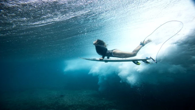 Brezilyalı kadın sörfçü Gabeira, ölümden döndüğü dalgalarda iki defa dünya rekoru kırdı