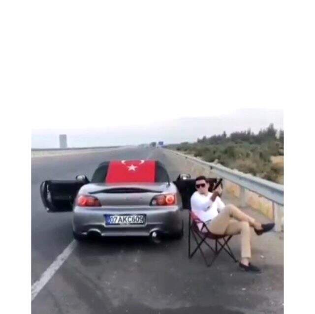 Otoyolun kenarında sandalyeye oturup havaya ateş açan sürücünün görüntüleri tepki çekti Otoyolun kenarında sandalyeye oturup havaya ateş açan sürücünün görüntüleri tepki çekti