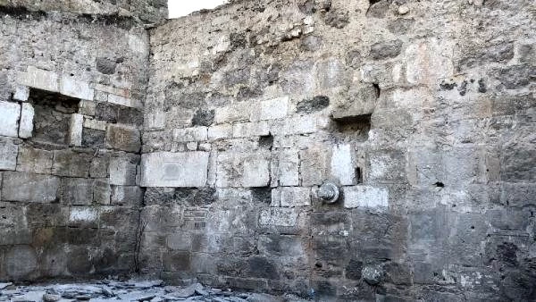 Tarihi Sinop Cezaevi duvarlarında, Roma dönemi kitabeleri çıktı