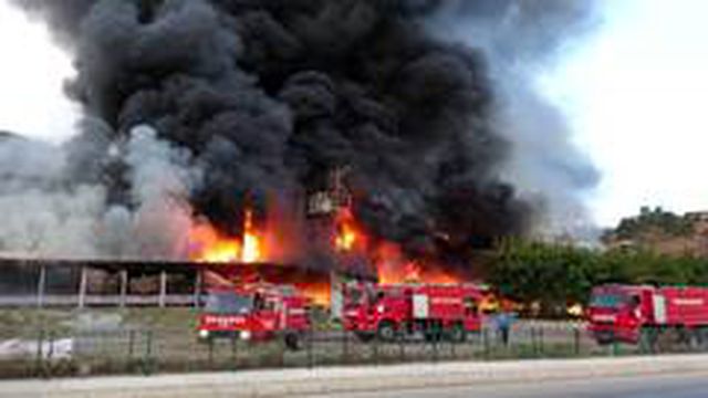 Tokat'taki AVM yangını kontrol altına alınmaya çalışılıyor