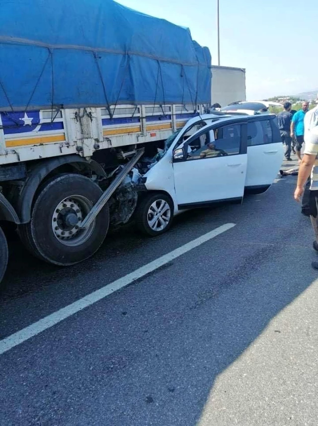 Gaziantep'te bir araç, tıra arkadan çarptı: Yabancı uyruklu 3 kişi öldü, 2 kişi yaralandı