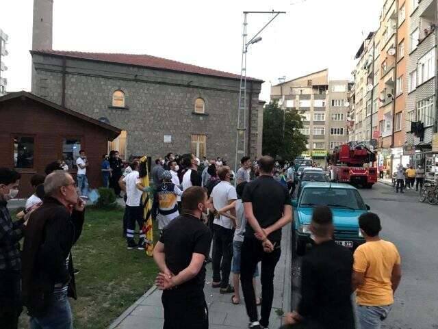 İntihara kalkışan komşusunu sosyal medyadan canlı yayınladı, mahalleli de film izler gibi izledi İntihara kalkışan komşusunu sosyal medyadan canlı yayınladı, mahalleli de film izler gibi izledi