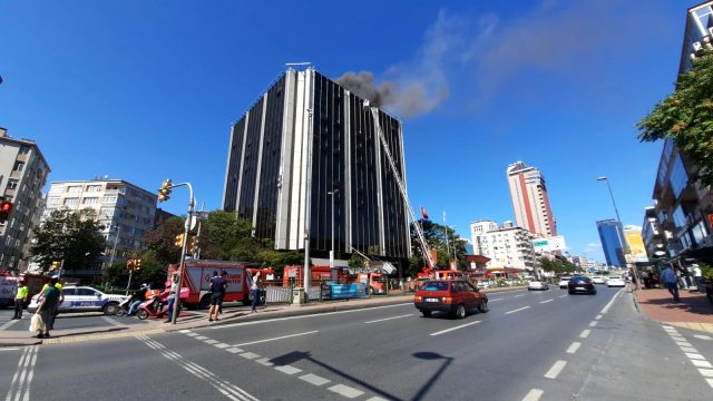 Beşiktaş'ta yeni boşaltılan ATV-Sabah binasında yangın çıktı