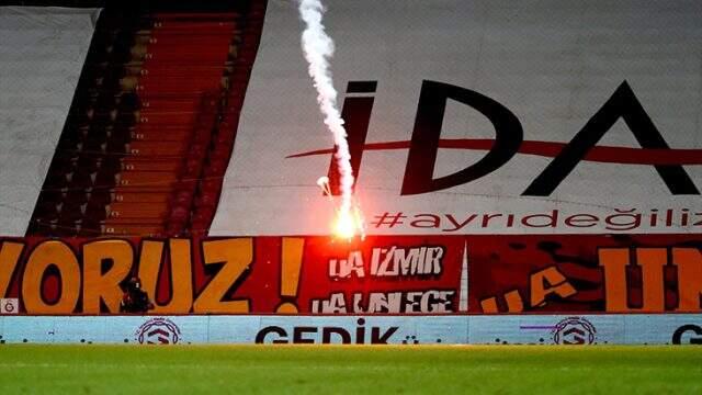 Galatasaray-Fenerbahçe derbisinde sahaya düşen yanıcı madde böyle görüntülendi