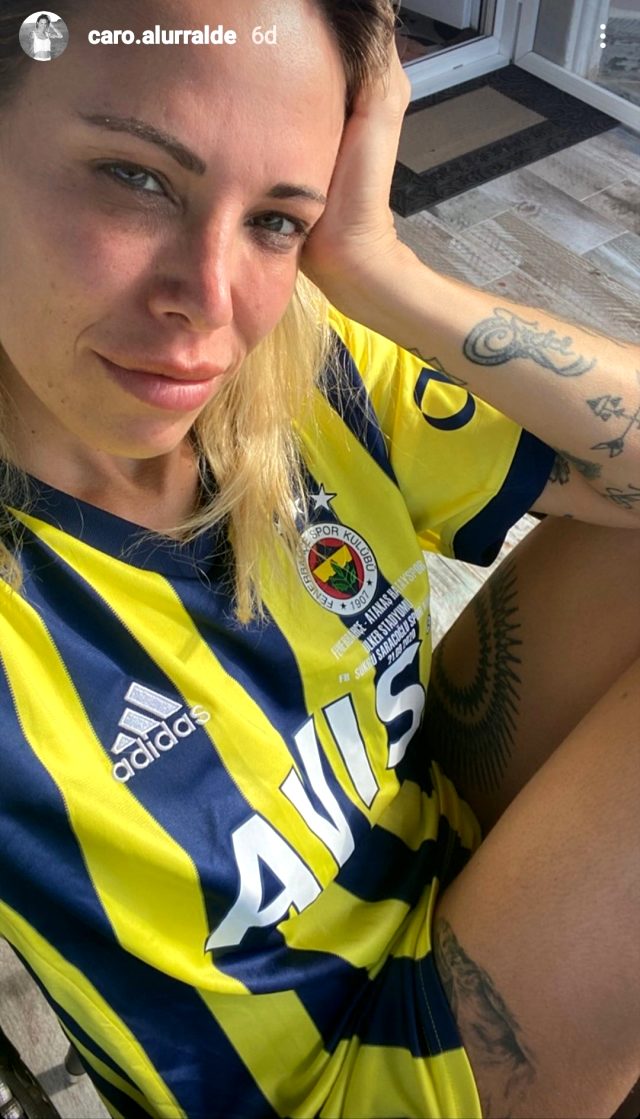 Jose Sosa'nın eşi Carolina Alurralde, Fenerbahçe forması giyerek derbiyi bekliyor