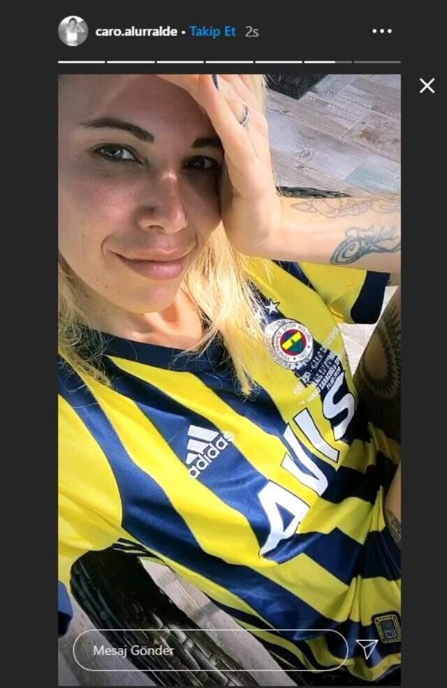 Jose Sosa'nın eşi Carolina Alurralde, Fenerbahçe forması giyerek derbiyi bekliyor