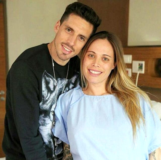 Jose Sosa'nın eşi Carolina Alurralde, Fenerbahçe forması giyerek derbiyi bekliyor