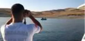Keban Baraj Gölü'nde tekne bozulunca mahsur kalan aileyi jandarma kurtardı