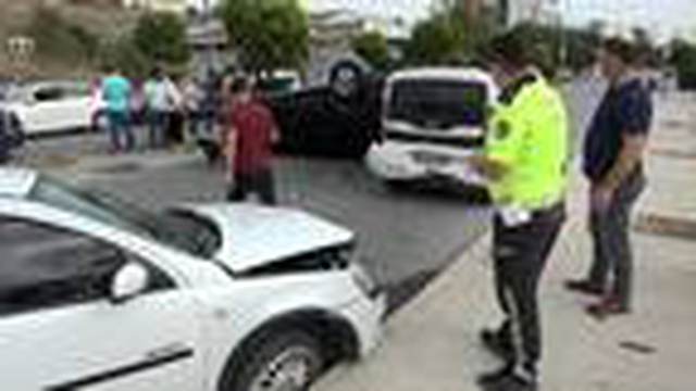 Ehliyetsiz sürücü iki araca çarptı, kazayı bir başkası üstelenmeye çalışsa da güvenlik kameraları olayı aydınlattı