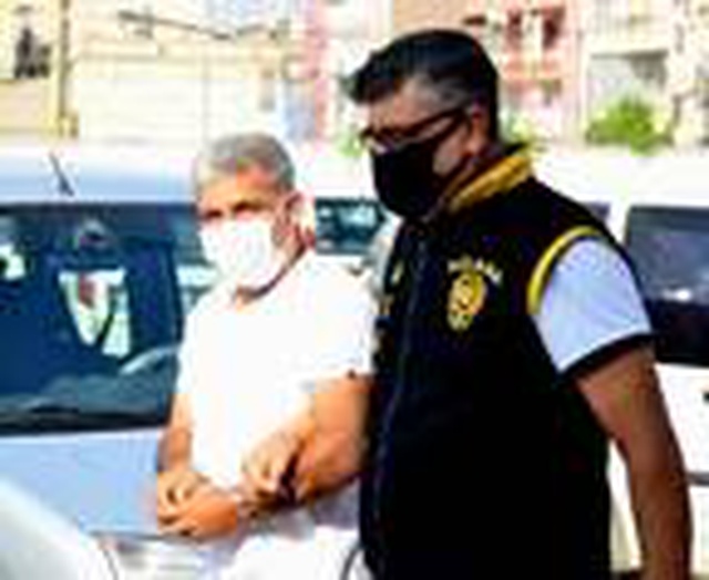 Polisin yakaladığı firari hükümlü, yüzünü cerrahi maskeyle gizledi Polisin yakaladığı firari hükümlü, yüzünü cerrahi maskeyle gizledi