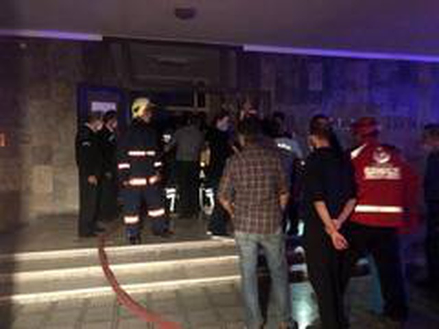 Psikiyatri bölümünde yatan hasta ateşe verdiği odasında hayatını kaybetti, olayda 2 kişi de yaralandı Psikiyatri bölümünde yatan hasta ateşe verdiği odasında hayatını kaybetti, olayda 2 kişi de yaralandı