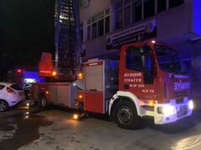 Psikiyatri bölümünde yatan hasta ateşe verdiği odasında hayatını kaybetti, olayda 2 kişi de yaralandı Psikiyatri bölümünde yatan hasta ateşe verdiği odasında hayatını kaybetti, olayda 2 kişi de yaralandı