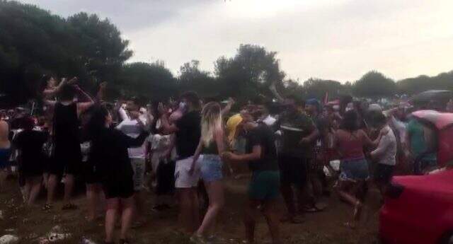 Şile'de koronavirüse aldırış etmeden festival düzenleyen şahıslara ceza yağdı Şile'de koronavirüse aldırış etmeden festival düzenleyen şahıslara ceza yağdı