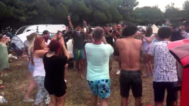 Şile'de koronavirüse aldırış etmeden festival düzenleyen şahıslara ceza yağdı Şile'de koronavirüse aldırış etmeden festival düzenleyen şahıslara ceza yağdı