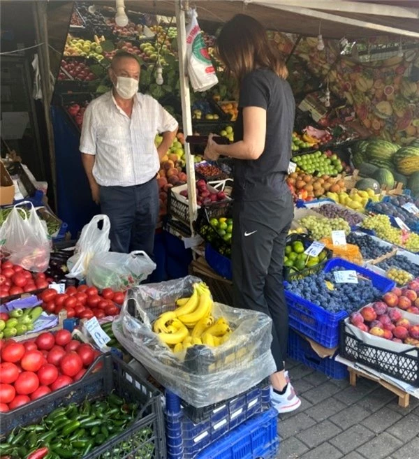 Demet Şener alışverişte! Organik değil normal