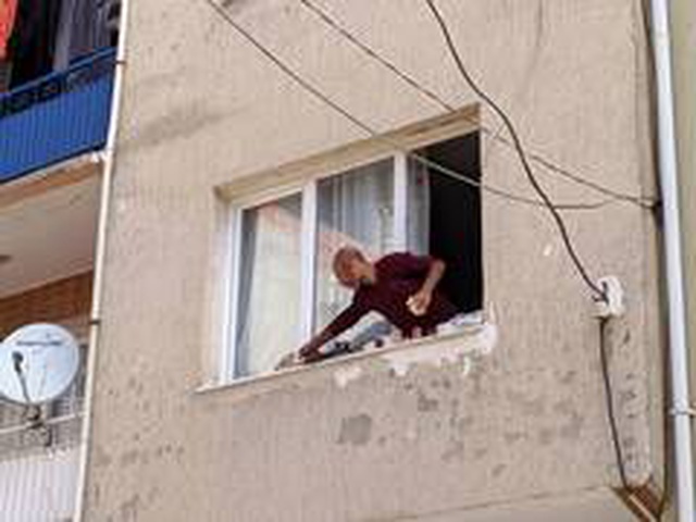 Eşyalarını sokağa atan adam, pencere kenarında kahvaltı yaptı Eşyalarını sokağa atan adam, pencere kenarında kahvaltı yaptı