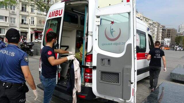 Taksim Meydanı'nda çırılçıplak haldeki kadın polisleri harekete geçirdi Taksim Meydanı'nda çırılçıplak haldeki kadın polisleri harekete geçirdi