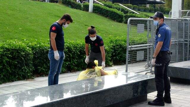 Taksim Meydanı'nda çırılçıplak haldeki kadın polisleri harekete geçirdi Taksim Meydanı'nda çırılçıplak haldeki kadın polisleri harekete geçirdi