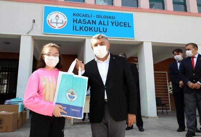 Belediye Başkanı Hamza Şayir'den 2 bin 500 öğrenciye kırtasiye yardımı