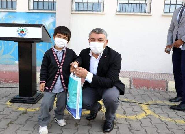 Belediye Başkanı Hamza Şayir'den 2 bin 500 öğrenciye kırtasiye yardımı