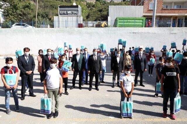 Belediye Başkanı Hamza Şayir'den 2 bin 500 öğrenciye kırtasiye yardımı