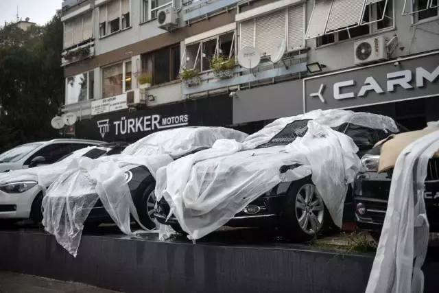 Kadıköy'de araçları doludan yastık yorganla korudular