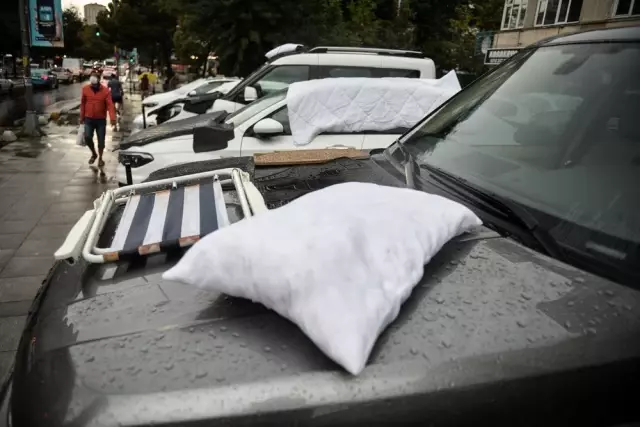 Kadıköy'de araçları doludan yastık yorganla korudular