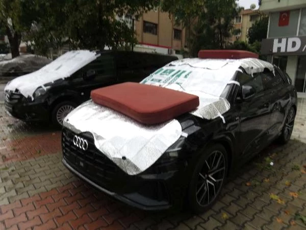 Kadıköy'de araçları doludan yastık yorganla korudular