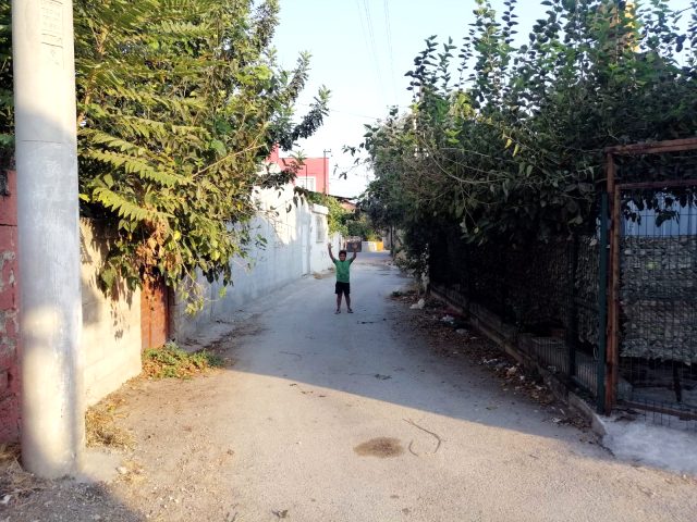Mersin Tarsus'taki gizemli evin çevresinde oturanlar yardım istiyor