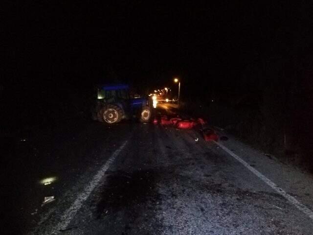 Traktöre arkadan çarpan otomobil takla attı: 2 ölü, 1 yaralı